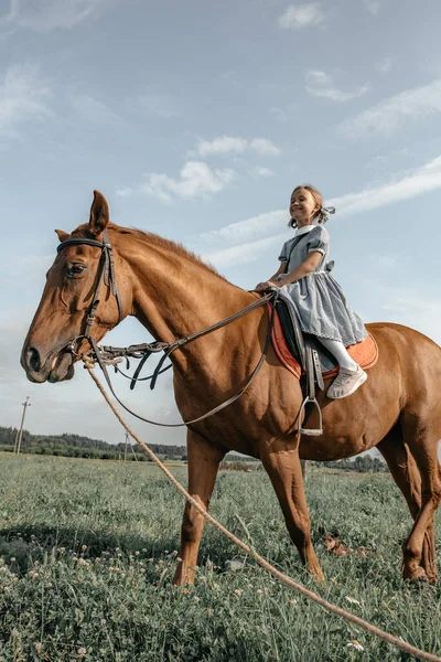 Niña Vestido Galopando Caballo —  Fotos de Stock