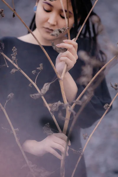 美丽的亚洲女人 有干褐色的植物 — 图库照片