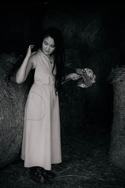 Bir Buket Çiçekle Poz Veren Güzel Bir Kadın — Stok fotoğraf