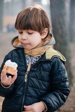 Doğadaki küçük çocuk