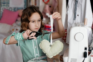 Kız ve dikiş makinesi, dikiş makinesi..