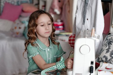 Kız ve dikiş makinesi, dikiş makinesi..