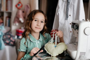 Kız ve dikiş makinesi, dikiş makinesi..