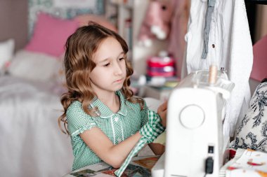 Kız ve dikiş makinesi, dikiş makinesi..