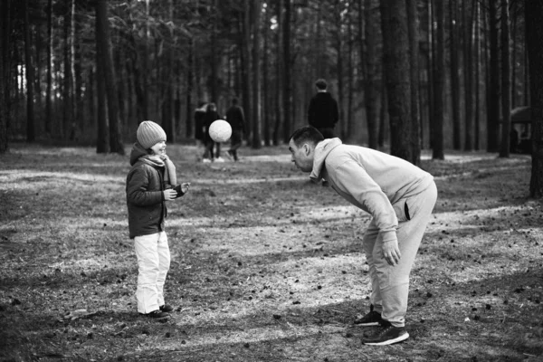 Baba Oğul Parkta Oynuyorlar — Stok fotoğraf