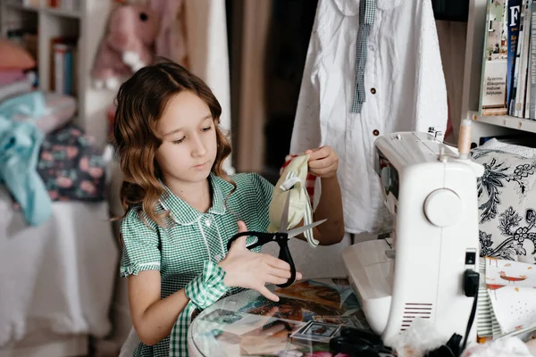 Menina Uma Máquina Costura Bordado — Fotografia de Stock