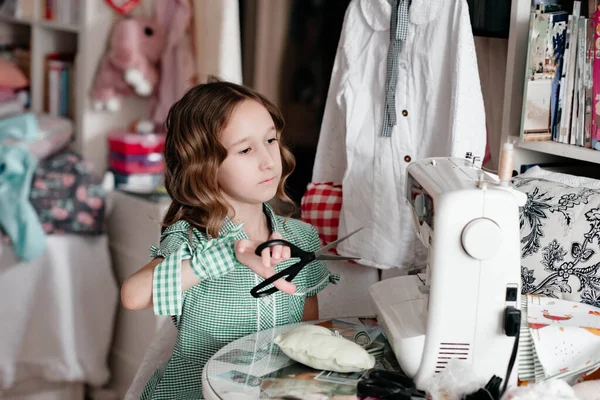 Menina Uma Máquina Costura Bordado — Fotografia de Stock