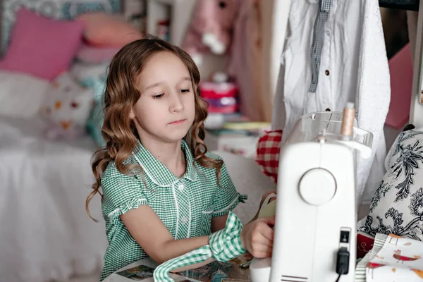 Menina Uma Máquina Costura Bordado — Fotografia de Stock