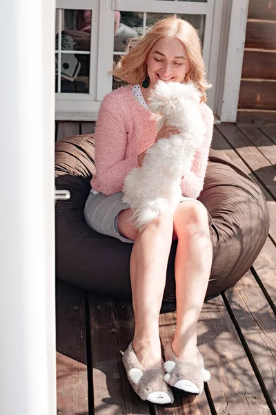 Mulher Atraente Com Cão Sentado Pátio — Fotografia de Stock