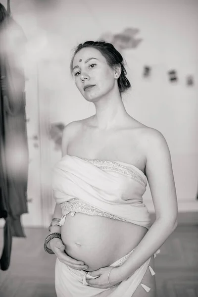 Uma Mulher Grávida Disfarçada Índia Conceito Roupa Nacional Oriente Maternidade — Fotografia de Stock