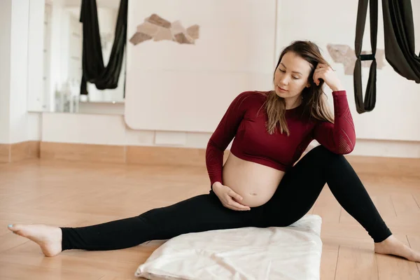 Hamile Bir Kadın Stüdyoda Yoga Yapıyor Sıkı Vücut Giyiyor Balyasını — Stok fotoğraf