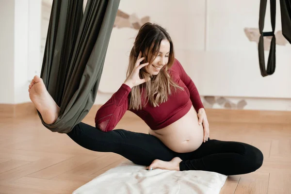 Hamile Bir Kadın Stüdyoda Yoga Yapıyor Sıkı Vücut Giyiyor Balyasını — Stok fotoğraf