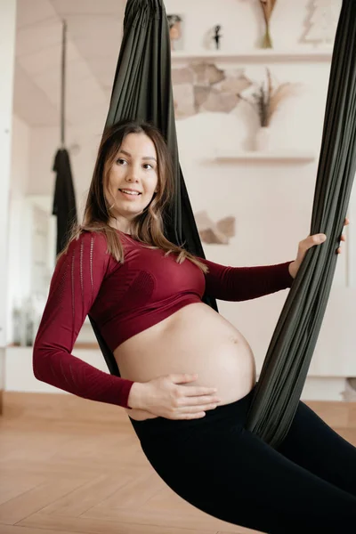 Una Donna Incinta Yoga Studio Indossa Corpo Stretto Lei Abbraccia — Foto Stock