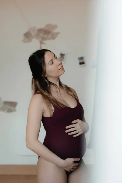 Una Donna Incinta Yoga Studio Indossa Corpo Stretto Lei Abbraccia — Foto Stock