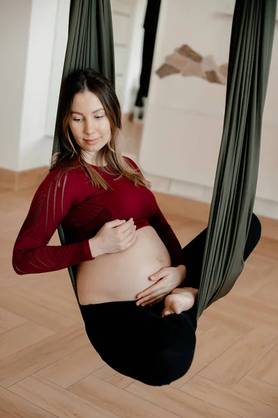 Hamile Bir Kadın Stüdyoda Yoga Yapıyor Sıkı Vücut Giyiyor Balyasını — Stok fotoğraf