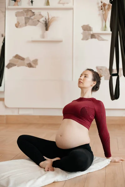 Una Donna Incinta Yoga Studio Indossa Corpo Stretto Lei Abbraccia — Foto Stock