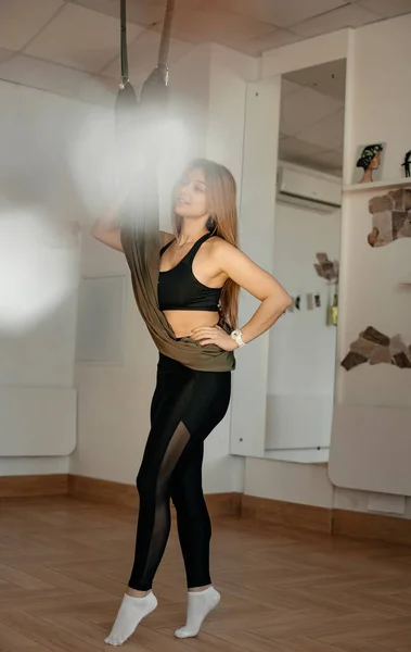 Gadis Muda Kuat Dan Sehat Wanita Melakukan Yoga Hammock Konsep — Stok Foto