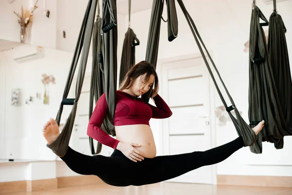 Hamile Bir Kadın Stüdyoda Yoga Yapıyor Sıkı Vücut Giyiyor Balyasını — Stok fotoğraf