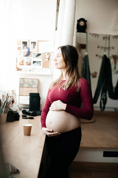 Uma Mulher Grávida Bebe Chá Janela Ela Usa Traje Desportivo — Fotografia de Stock