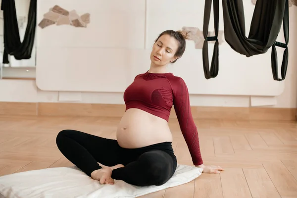 Pregnant Woman Doing Yoga Studio She Wears Tight Body She — Stock Photo, Image