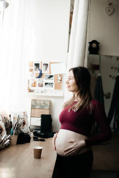 Una Mujer Embarazada Bebe Junto Ventana Lleva Disfraz Deportivo Ajustado — Foto de Stock