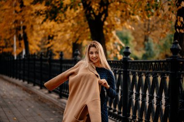 Parkta yürüyen uzun saçlı mutlu kız.