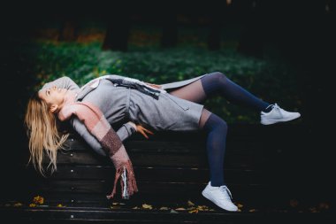 Parkta yürüyen uzun saçlı mutlu kız.