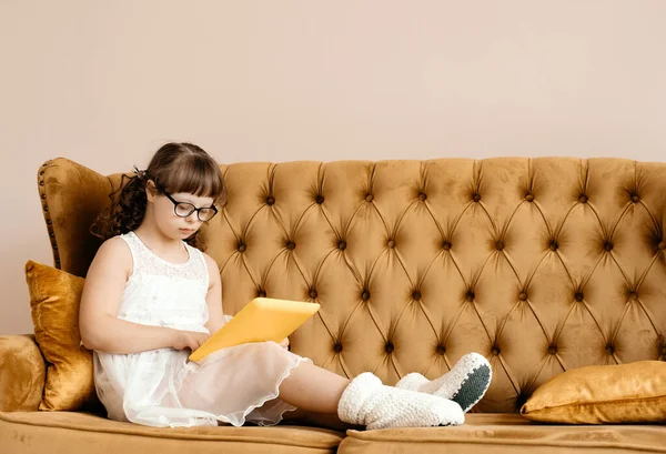 Niedliches Kleines Mädchen Auf Dem Sofa — Stockfoto