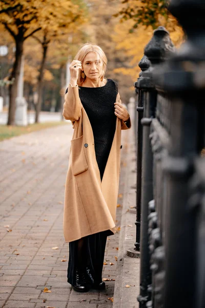 Fille Heureuse Avec Les Cheveux Longs Dans Parc Marchant Extérieur — Photo