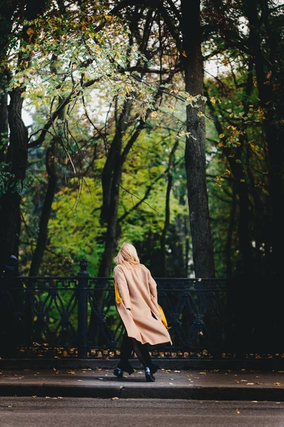 Parkta Yürüyen Uzun Saçlı Mutlu Kız — Stok fotoğraf