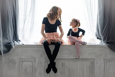 Çocuk koreografisi. Annem boş zamanlarını kızıyla geçiriyor. Küçük kız ve spor.