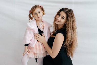 Stüdyoda iki güzel kız