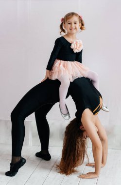 Stüdyoda iki güzel kız