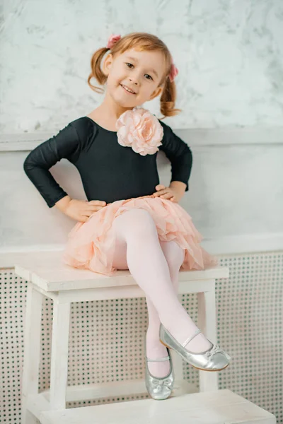可爱的小女孩芭蕾舞演员 — 图库照片