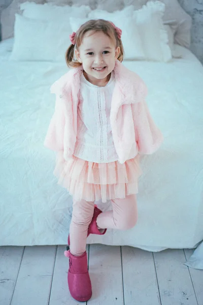 Милая Маленькая Девочка Розовом Платье — стоковое фото