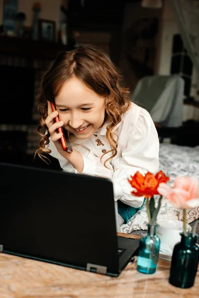 Niña Casa Con Computadora —  Fotos de Stock