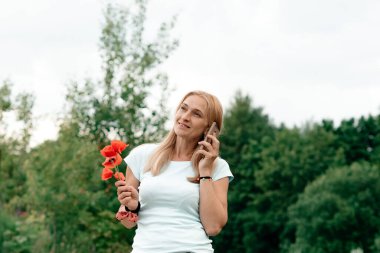 Temiz havada dinlenin. Orta yaşlı bir kadın yazın yalnız başına doğada.. 
