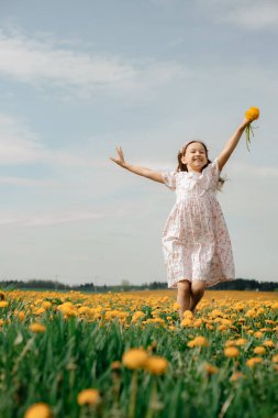 Açık havada hem de. Bahar. Karahindibalı kız. Portre. 