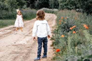 Erkek ve kız temiz havada, doğayla iletişim. Günlük hayat kavramı.. 