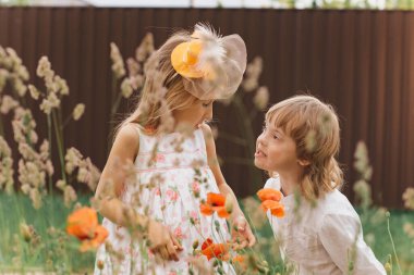 Erkek ve kız temiz havada, doğayla iletişim. Günlük hayat kavramı.. 