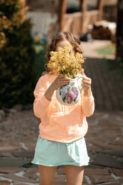 Fille Fleurs Lupin Jaune Dans Jardin Concept Santé Médecine Allergies — Photo