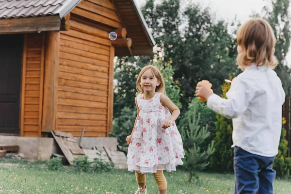 Menino Menina Fresco Comunicação Com Natureza Conceito Vida Cotidiana — Fotografia de Stock