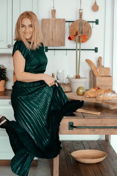 Blondine Posiert Küche — Stockfoto