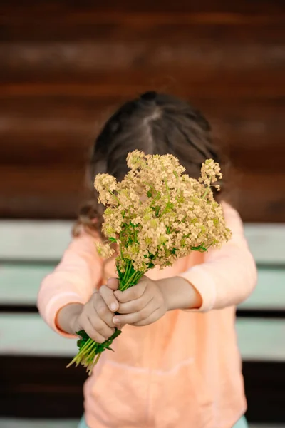 Fille Fleurs Lupin Jaune Dans Jardin Concept Santé Médecine Allergies — Photo