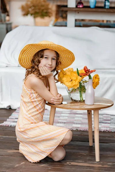 Uma Menina Chapéu Amarelo Verão Férias Seu Espaço — Fotografia de Stock