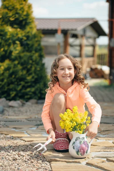 Meisje Gele Lupine Bloemen Tuin Het Begrip Gezondheid Geneeskunde Allergieën — Stockfoto