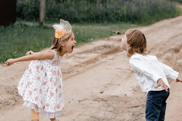 Pojke Och Flicka Friska Luften Kommunikation Med Naturen Begreppet Vardag — Stockfoto