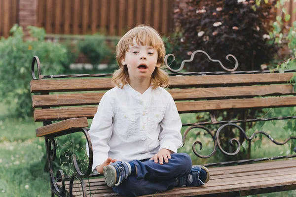 Счастливый Мальчик Летней Природе Синдром Дауна Детство — стоковое фото
