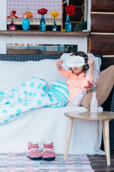 Klein Meisje Poseren Thuis Bed — Stockfoto