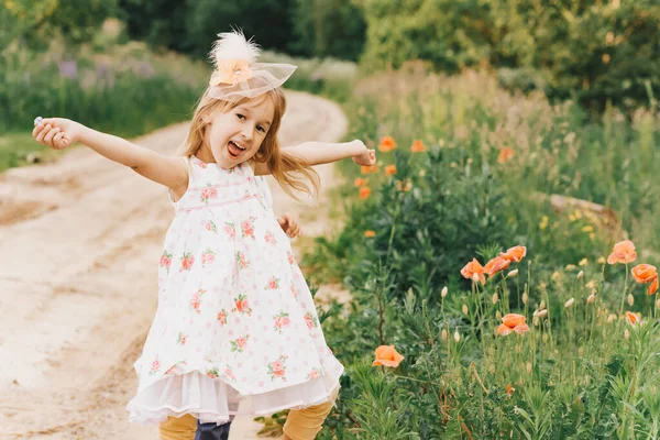 開いた空気の中で 花の中の女の子 肖像画 — ストック写真